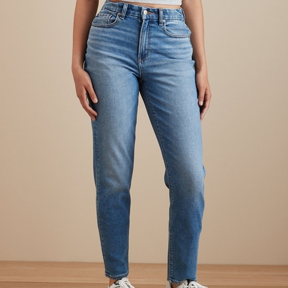 NWT American Eagle Mom Jeans 90s Medium Wash Size 4 - Picture 1 of 10
